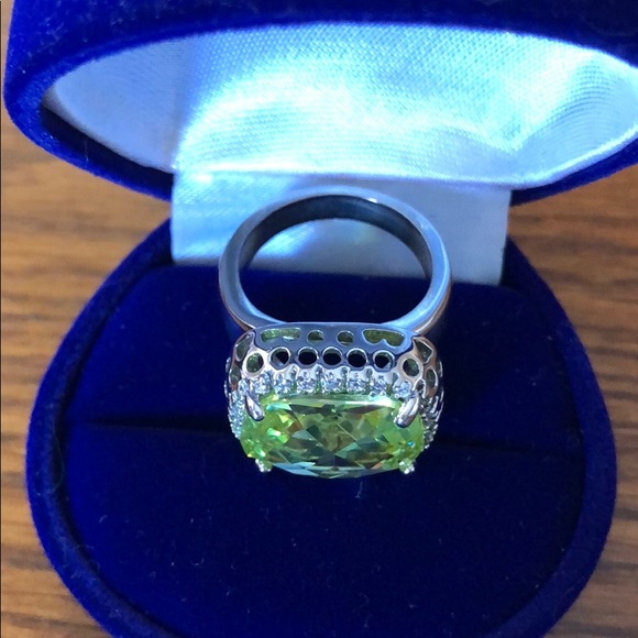 Peridot color and CZ ring silver tone Sz 7 - Picture 2 of 8